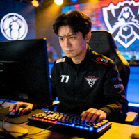 T1战队英雄联盟选手Faker李相赫在比赛中的专注神情